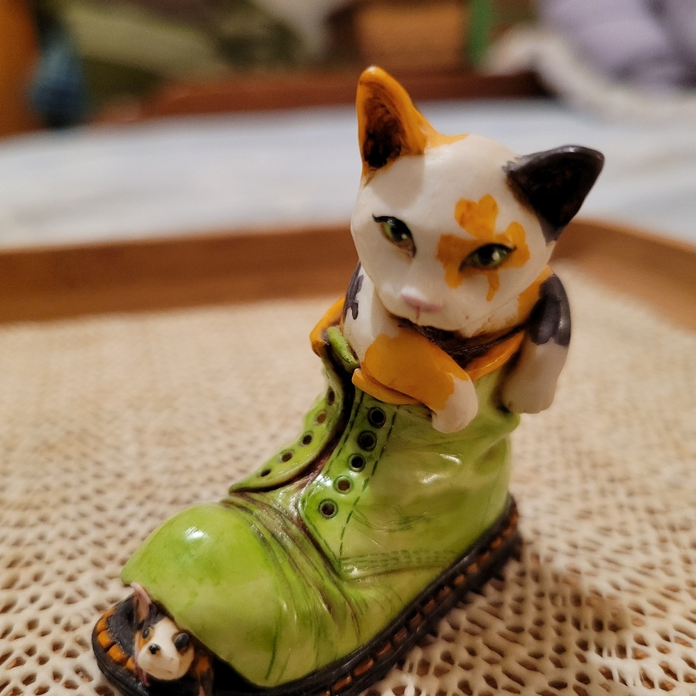 Neil Eyre Designs Calico Cat In Green Boot Shamrocks US. AMAZING ARTIST limited
